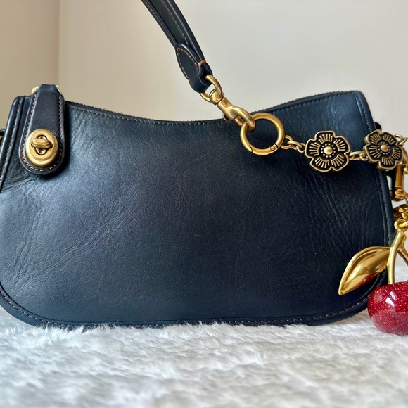 Coach Swinger Bag 20 in black with cherry charm - Picture 6 of 13